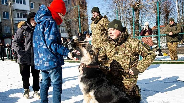 Урок мужності для школярів Луцька від кінологів НГУ