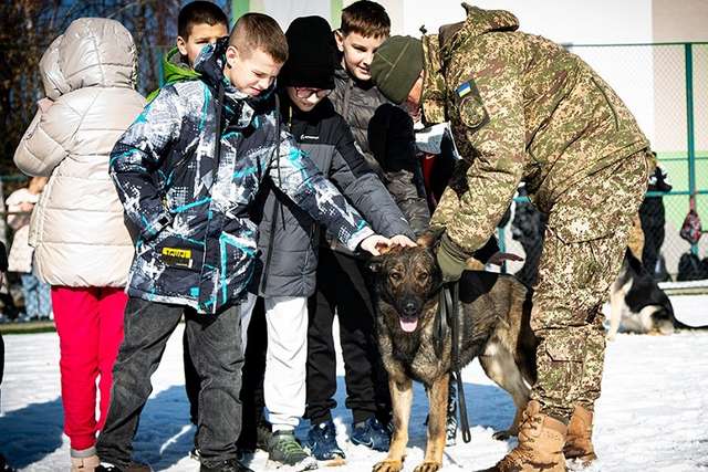 Урок мужності для школярів Луцька від кінологів НГУ_1