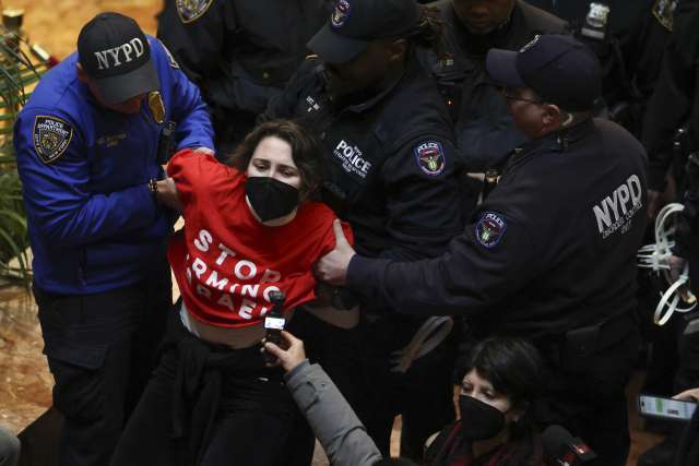 У Нью-Йорку заарештували майже 100 осіб на протесті проти затримання палестинського активіста_5
