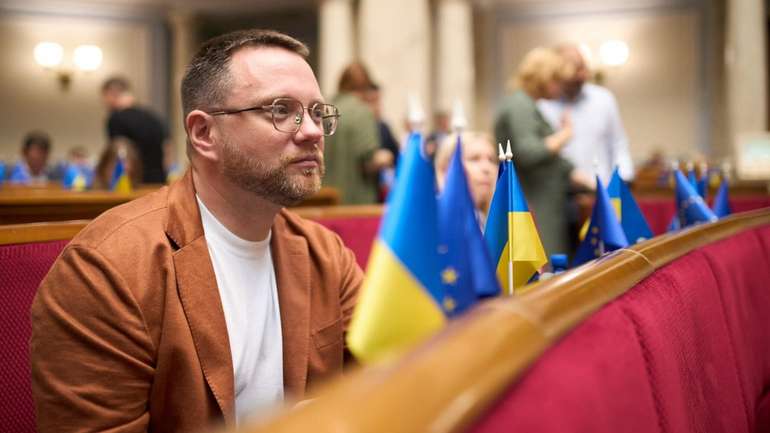 Тесть та свояк «Слуги народу» Дунди виїхали з України