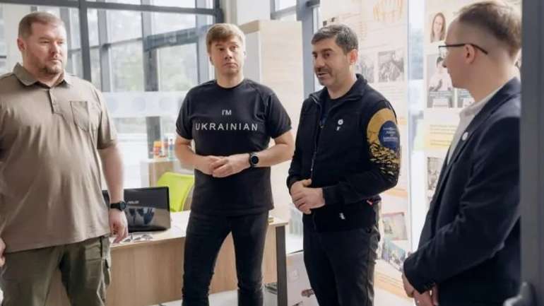 Звичайний шахрай Бубінець шляхом обману видурює гроші в іноземців
