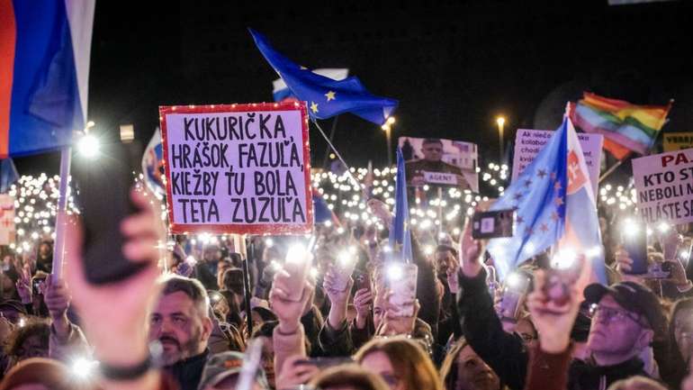 Тисячі словаків протестували проти політики уряду Фіцо