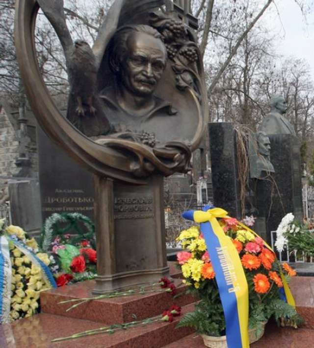 Могила В'ячеслава Чорновола на Байковому цвинтарі