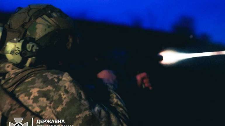 Українські прикордонники утилізують ворожу нечисть у Запорозьких степах