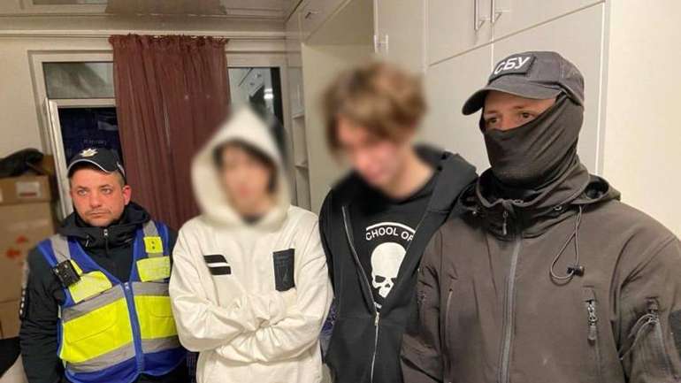У Києві затримали підлітків, які слухали гімн росії та влаштували пиятику на Подолі