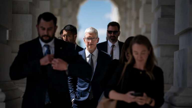 Тім Кук допоміг Apple тимчасово оминути митний шторм Трампа — WP