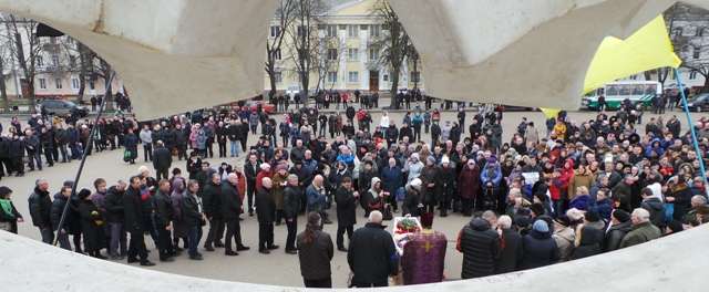 (19 лютого 2014 року під СБУ Хмельниччини було вбито 72-річну Людмилу Шеремет. Її похорон відбувся на Майдані Незалежності у Хмельницькому)