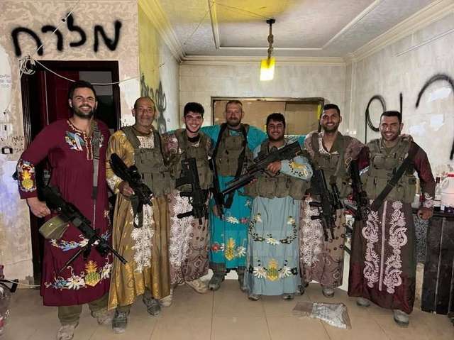 Ізраїльські окупанти в оселі вбитої палестинської родини у Ґазі (весні 2025 року)