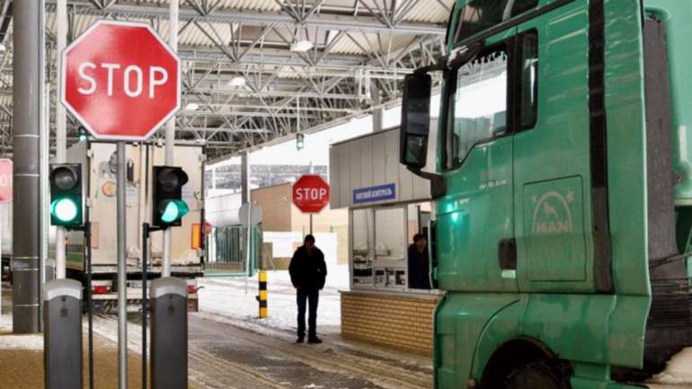 Важкий понеділок для Львівської митниці.