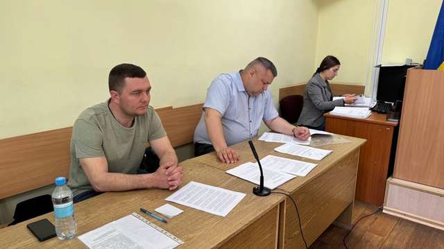 Антон Онищук та його адвокат Олександр Крекотень.
