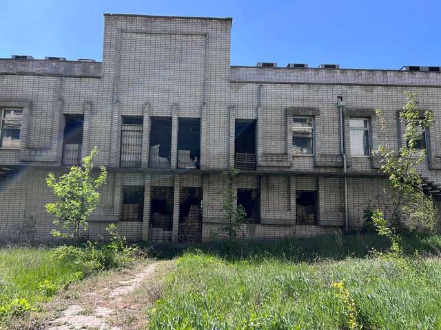 Занедбана недобудованого одного з гуртожитків і житловий об'єкт для студентства по сусідству