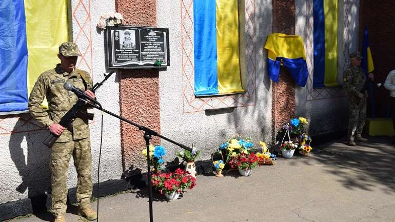 Чин захисника України із Нових Санжарів Миколи Гордецького увічнили у граніті