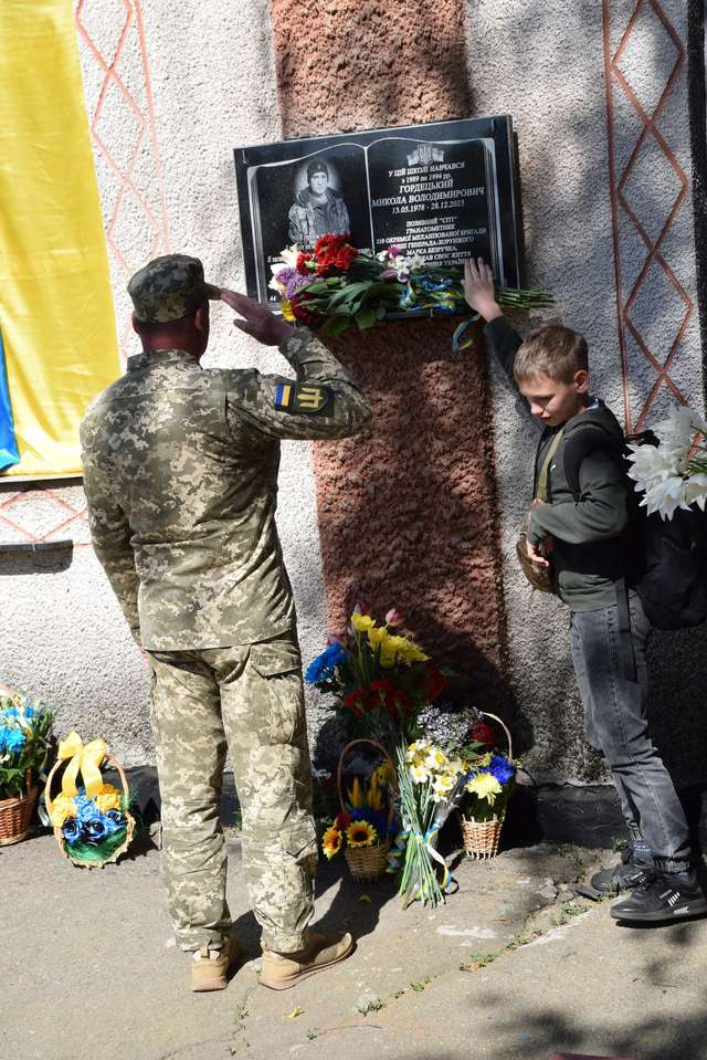 Чин захисника України із Нових Санжарів Миколи Гордецького увічнили у граніті_7