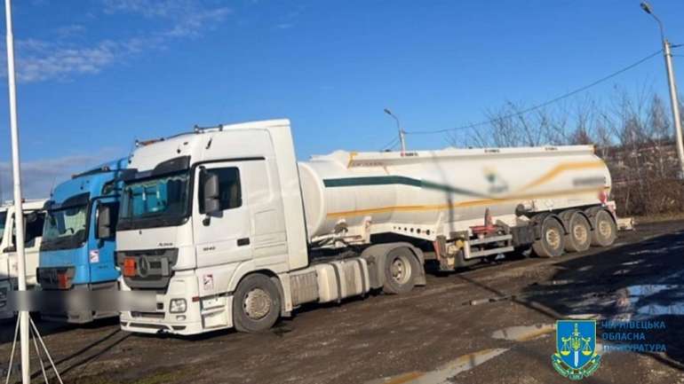 Буковинські правоохоронці зупинили торгівлю контрафактним пальним