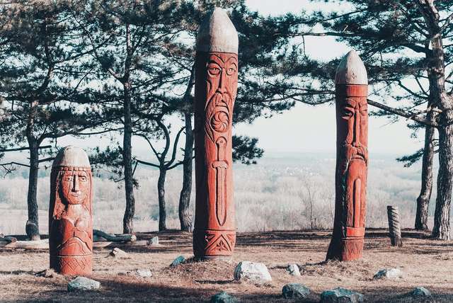 Капище «рідновірів» поблизу села Патлаївка у Полтавській області (наші дні)