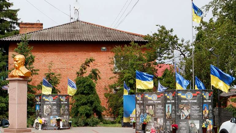 Кобеляцькі вандали паплюжать пам'ять про Героїв України