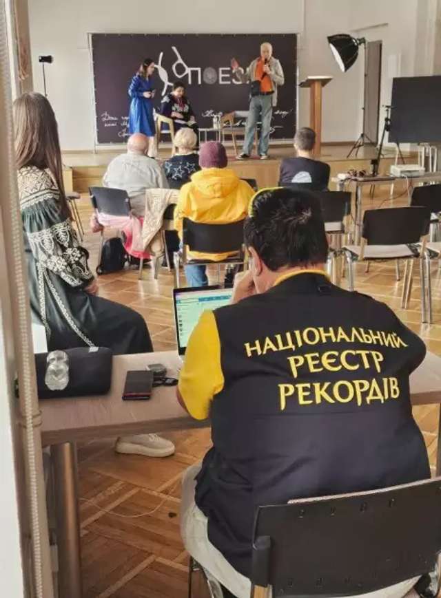 Поетичний марафон на Майдані: доба безперервного читання віршів_3