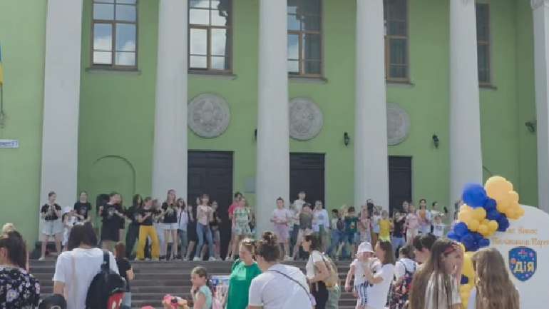 Слабка влада чи сильна громада?
