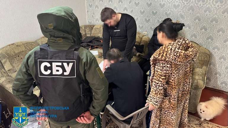 Шахраїв, які обкрадали родини фронтовиків ЗСУ, затримали на Січеславщині