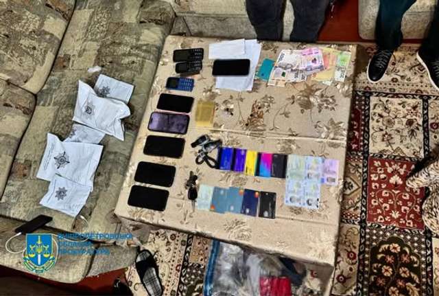 Шахраїв, які обкрадали родини фронтовиків ЗСУ, затримали на Січеславщині_1