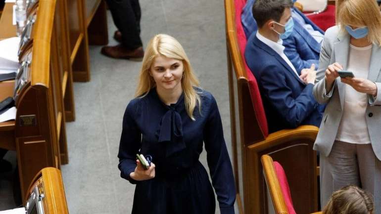 «Слуга народу» Колісник звалює з України