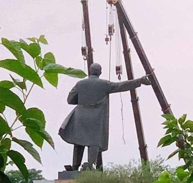Кінець епохи: у Кирґизстані знесли велетенський пам’ятник Леніну_1