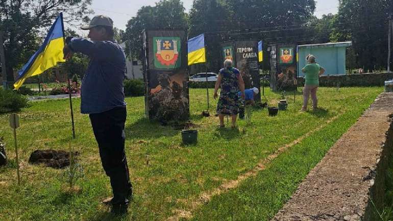 Трояндова алея на честь полеглих захисників України постала у Карлівці
