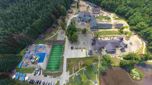 На території комплексу є понад 20 котеджів, готель, озеро, альтанки, басейн, спа, більярд, боулінг, кафе та інші розваги