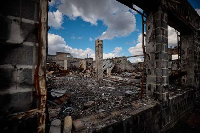 Розбомблена московитами приватна оселя у Лимані (весна 2024 року)