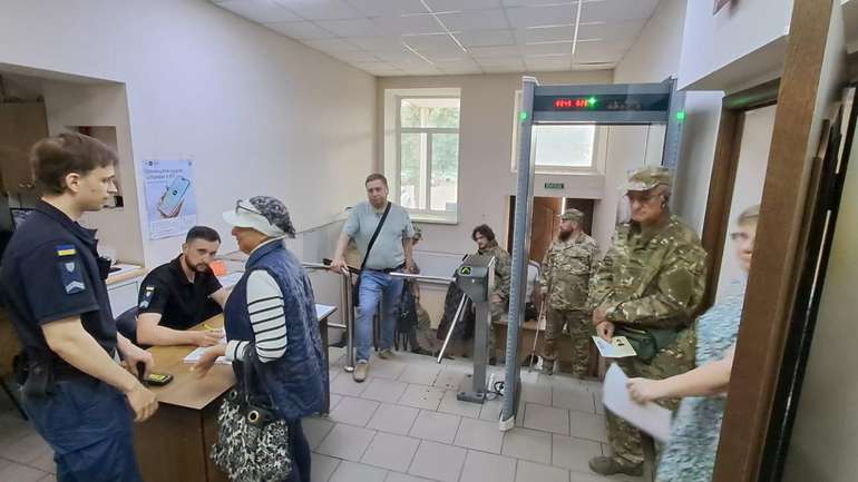 Представники Політичноої партії «ДІЯ» і Організації української молоді «ГРІМ» імені Тараса Бобанича «Хаммера» у Крюківському районному суді Кременчука