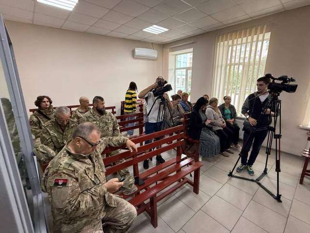 Представники Політичноої партії «ДІЯ» і Організації української молоді «ГРІМ» імені Тараса Бобанича «Хаммера» у Крюківському районному суді Кременчука