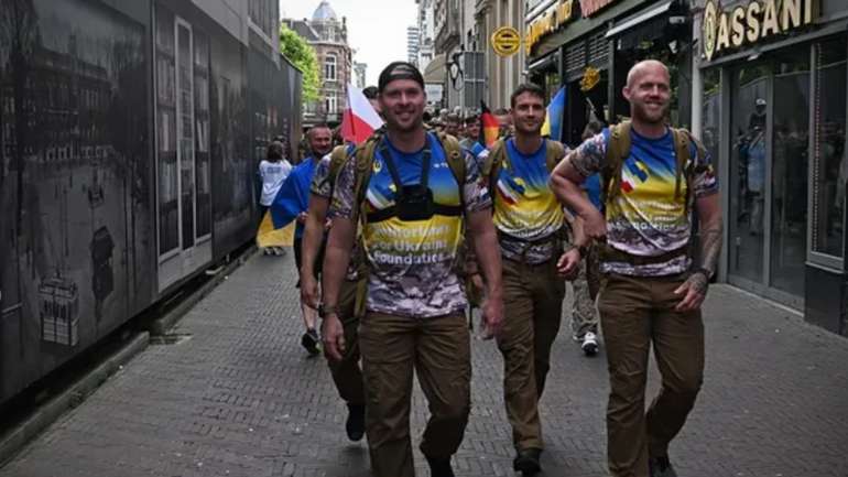 Нідерландські та українські ветерани йдуть пішки з Гааги в Київ