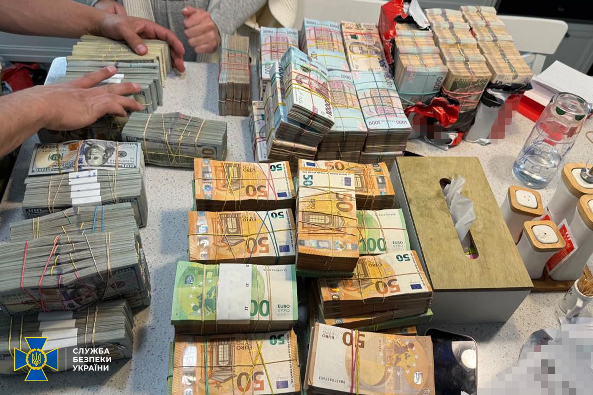 СБУ та ДБР викрили посадовців, які привласнили понад 64 млн грн на закупівлі авто для військових_7