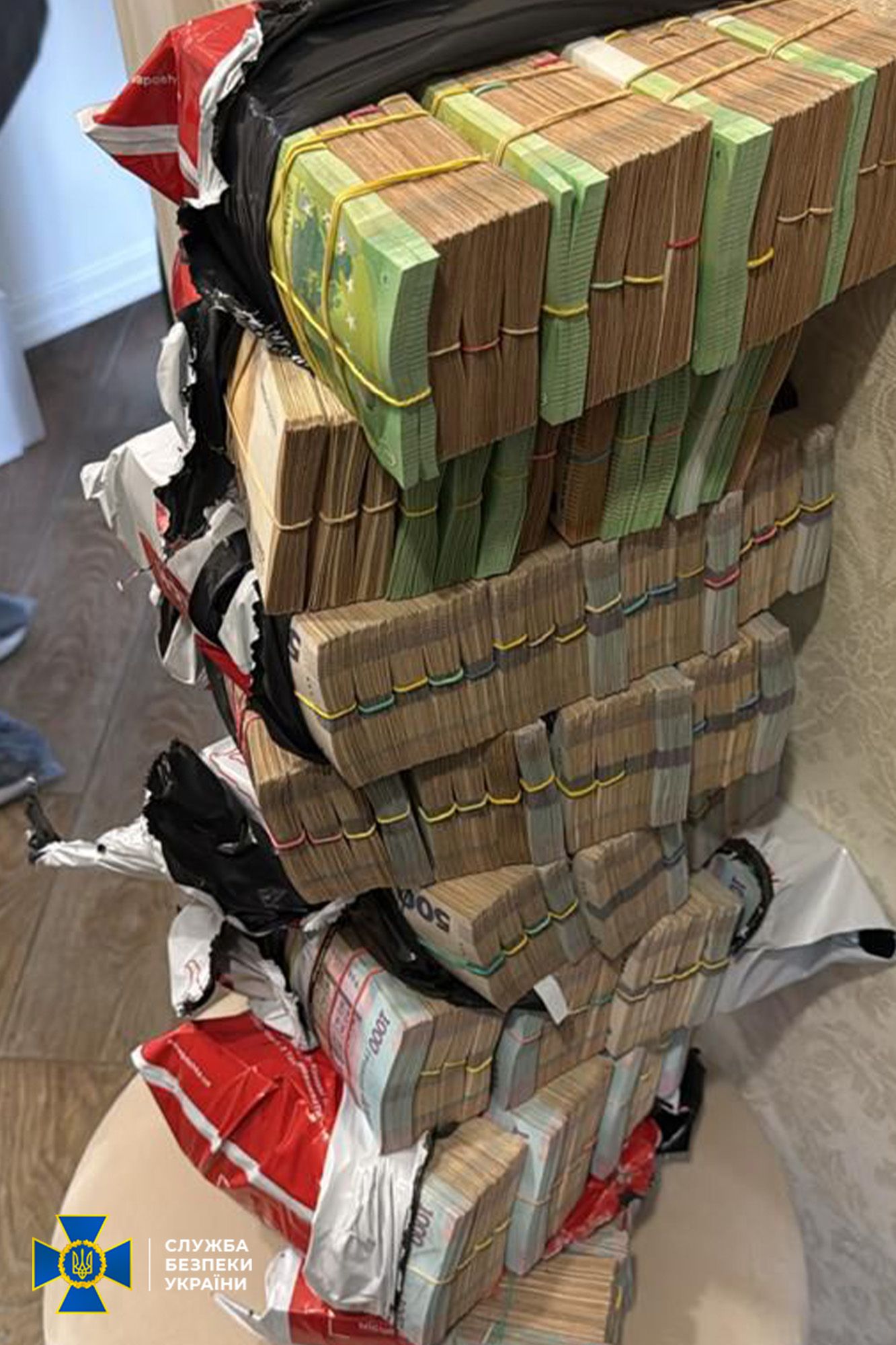 СБУ та ДБР викрили посадовців, які привласнили понад 64 млн грн на закупівлі авто для військових_8