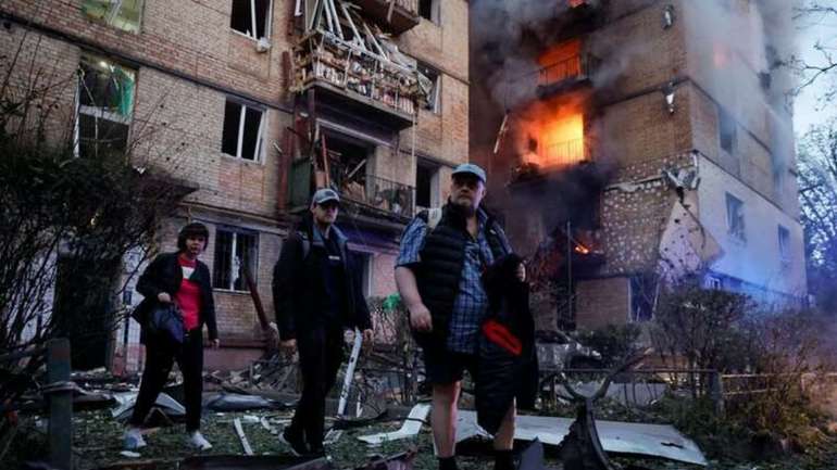 Російська ракета пробила дев’ятиповерхівку в Києві