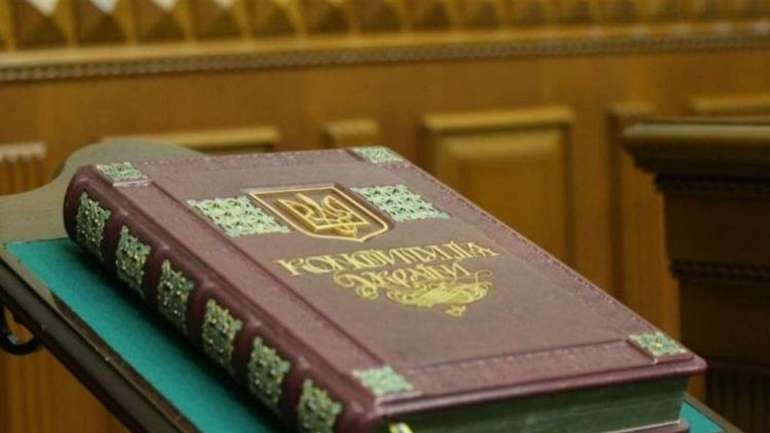 Закон про множинне громадянство формально суперечить духу і змісту Конституції