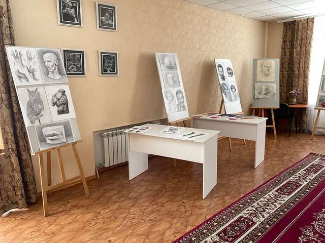 Картини вихованців мистецького ліцею.