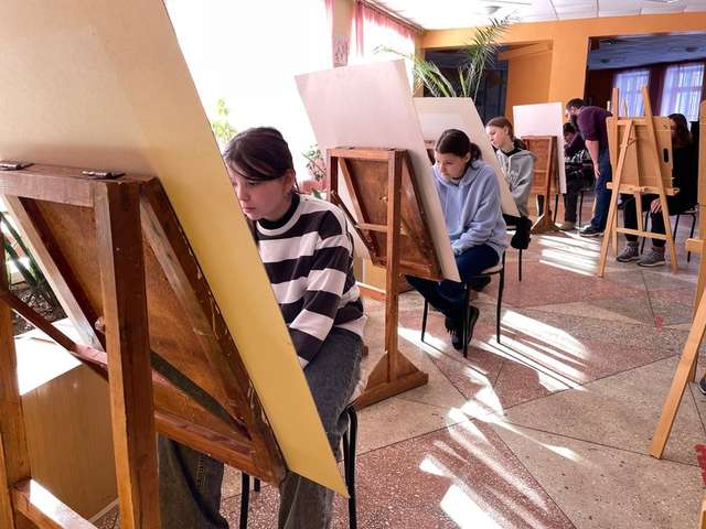 Учні мистецького ліцею на занятті живопису