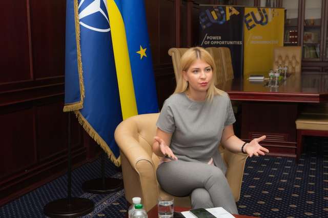 Невловима міністерка: як Стефанішина уникає суду й отримує ордени_3