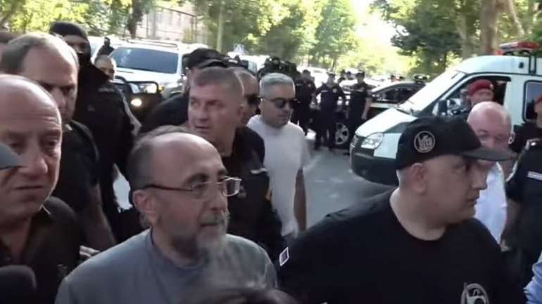 У Вірменії спецслужба спробувала затримати архієпископа Вірменської церкви: сталися сутички