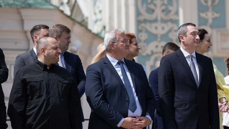 Учора — в суді за розкрадання 1 млрд грн. А сьогодні — на урочистих заходах на Софійській площі