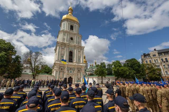 Учора — в суді за розкрадання 1 млрд грн. А сьогодні — на урочистих заходах на Софійській площі_1