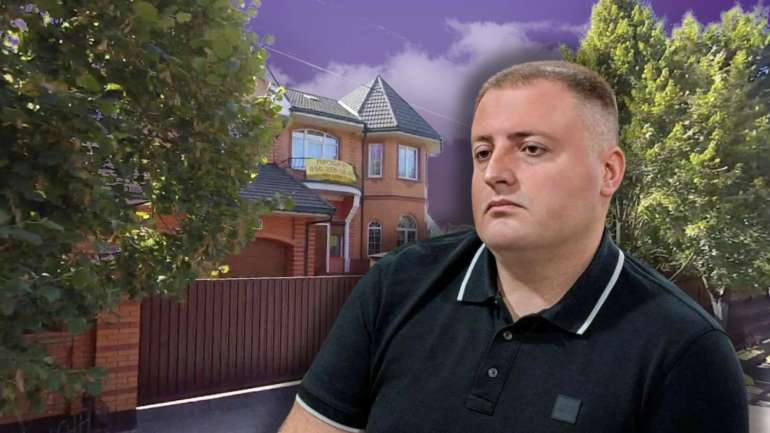 Херсонці купили родині Романа Мрочка палац під Києвом