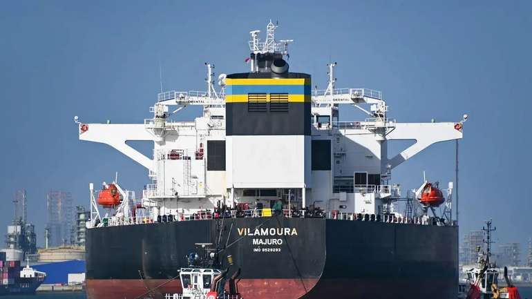 Поблизу Лівії вибухнув танкер з 1 млн барелів нафти