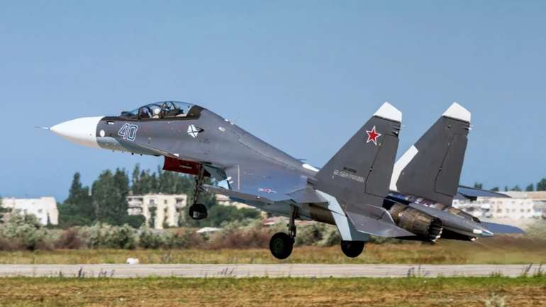 ГУР показало, як українські дрони уразили російський винищувач Су-30 на аеродромі в Саках