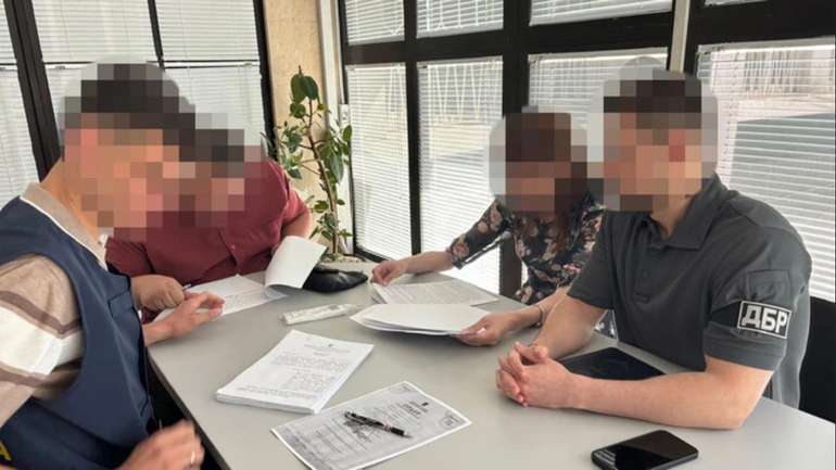 На Запоріжжі поліцейський і адвокатка підозрюються у заволодінні квартирами померлих
