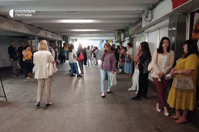 Полтавці ховаються у підземному переході в центрі міста під час атаки БпЛА.