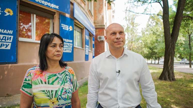 На фото поруч із Кивою Оксана Деркач. Саме Кива висував її кандидатуру від «ОПЗЖ» на виборах у 2020-му.