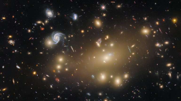 Телескоп «Хаббл» показав масивне скупчення галактик із сузірʼя Кита
