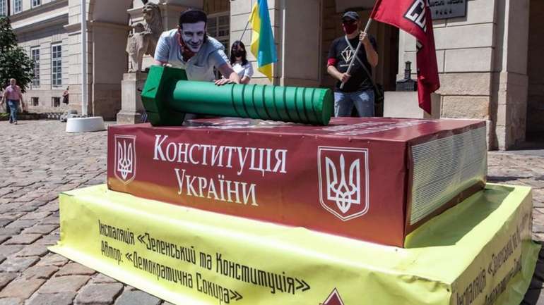 Коли Конституція на паузі